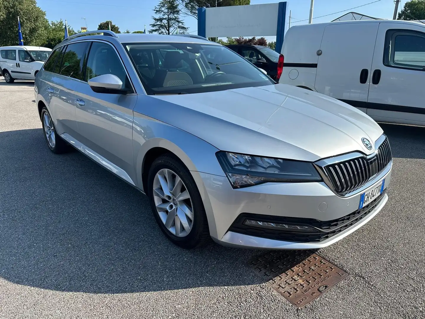 Skoda Superb Wagon 2.0 tdi evo Executive 150cv dsg  GH847TK Argento - 2