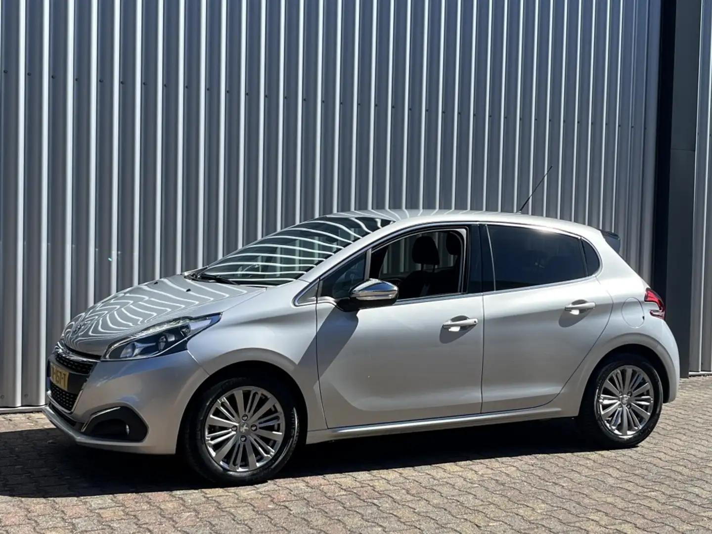 Peugeot 208 1.2 PureTech Allure | Navigatie | Climate Control Grau - 2