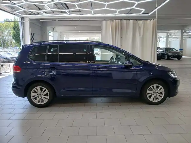 Volkswagen Touran view 3