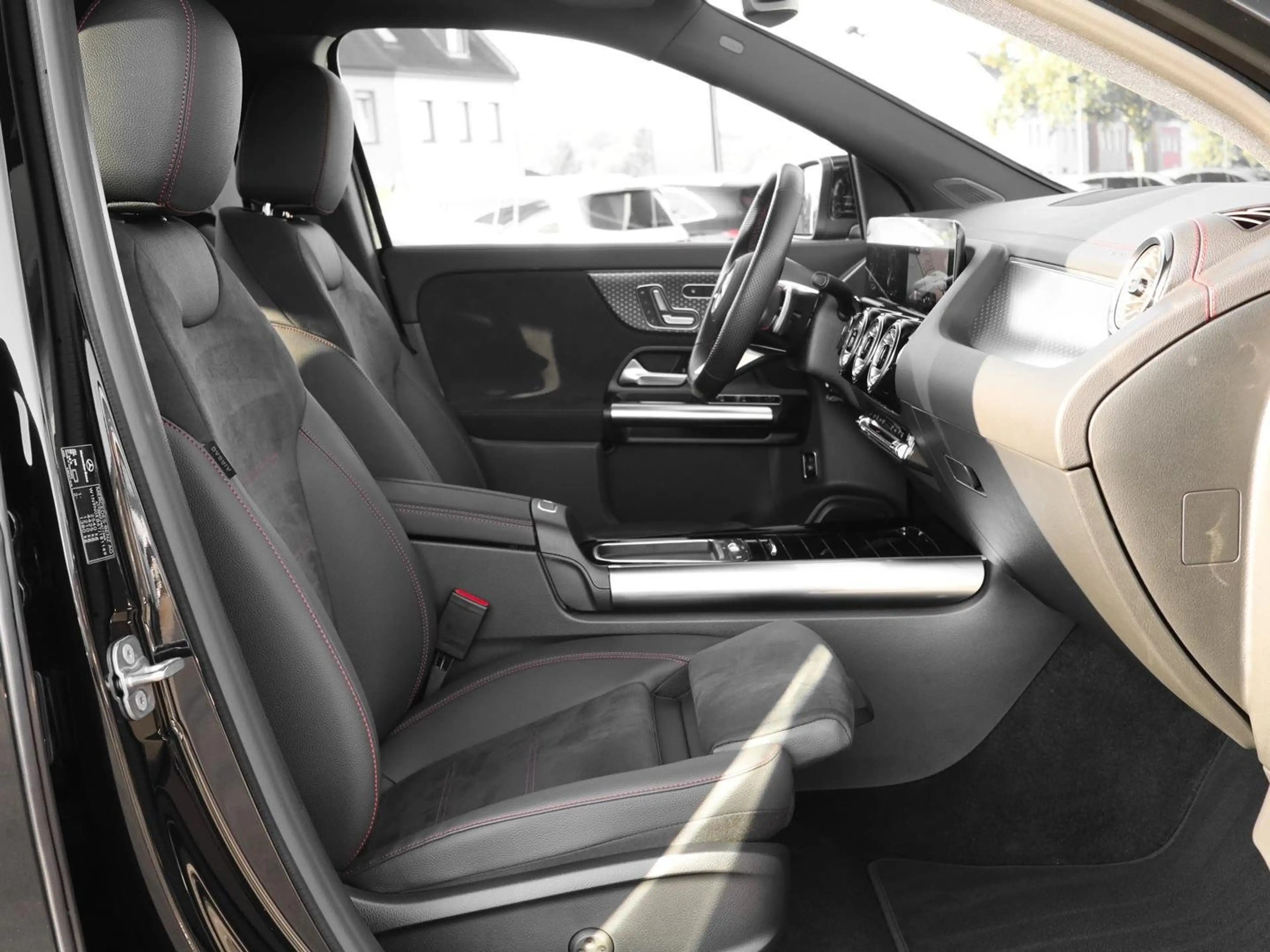 Mercedes-Benz EQA 300 4M AMG Advanced Ambiente Kamera LED AHK — photo 6