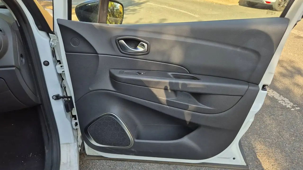 Renault Captur — photo 23