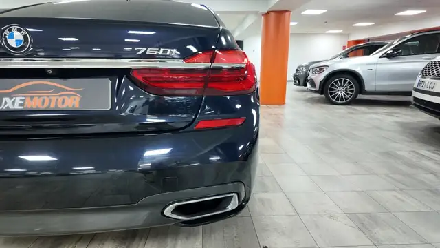 BMW 7 Series view 17