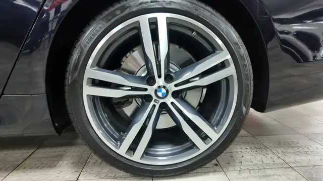 BMW 7 Series view 14