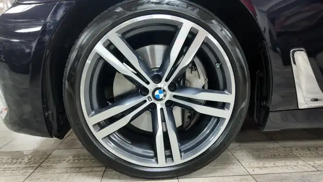 BMW 7 Series view 12