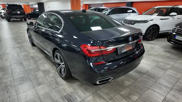 BMW 7 Series view 4