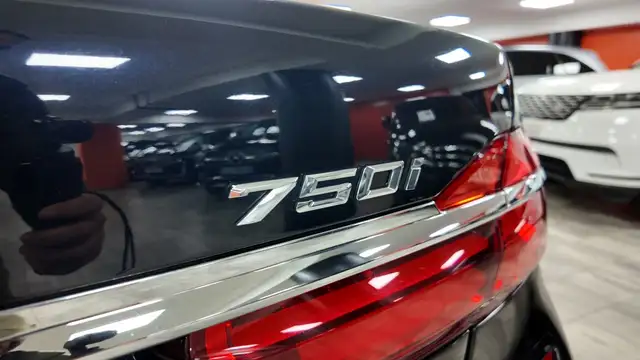 BMW 7 Series view 16