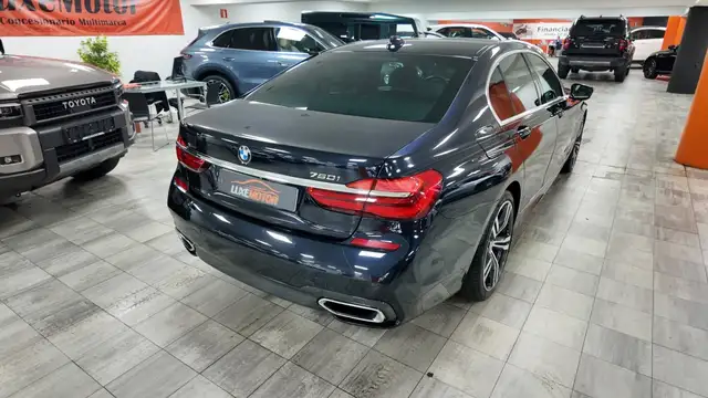 BMW 7 Series view 6