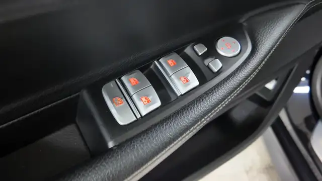 BMW 7 Series view 19