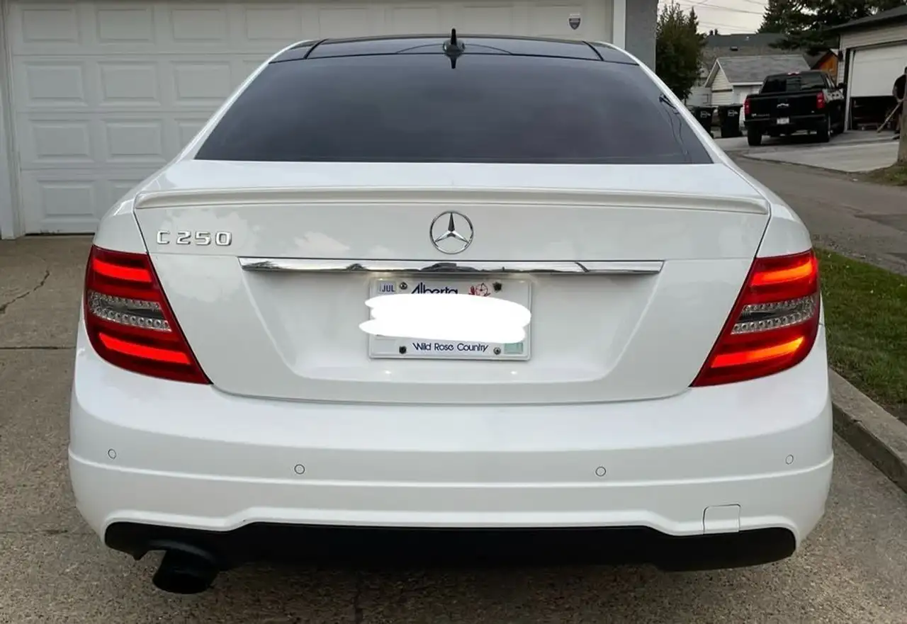Mercedes-Benz C-Class снимка Mercedes-Benz C-Class