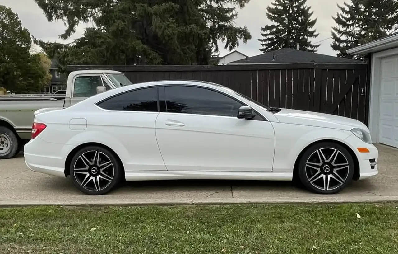 Mercedes-Benz C-Class снимка Mercedes-Benz C-Class