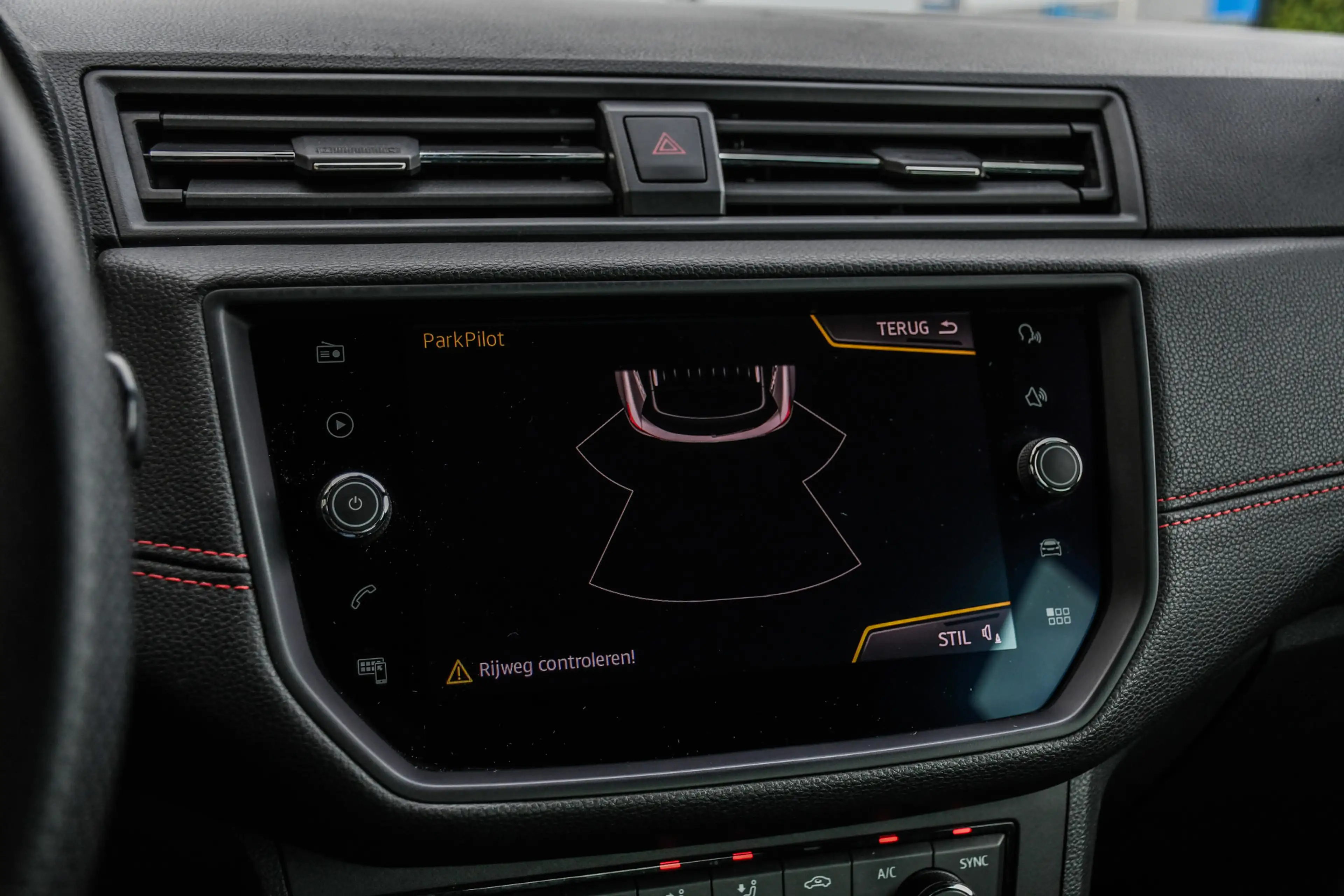 SEAT Arona 1.0 TSI FR — photo 13