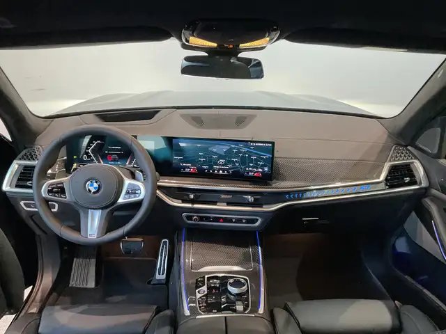 BMW X7 view 3