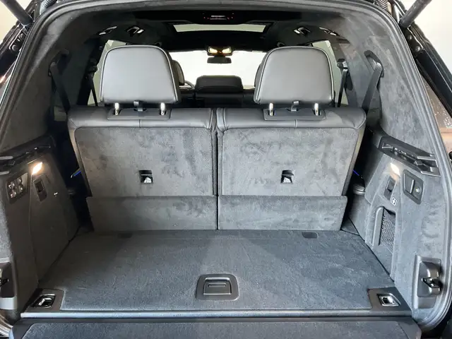 BMW X7 view 11