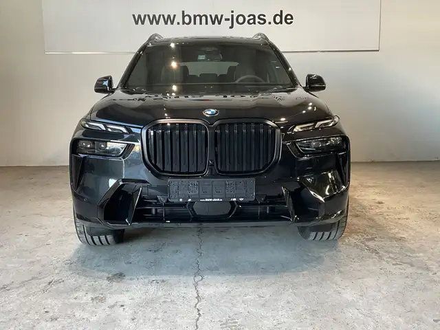 BMW X7 view 2