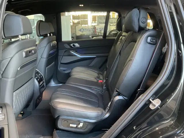 BMW X7 view 9