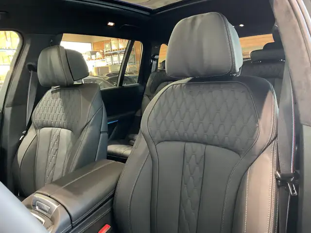 BMW X7 view 8
