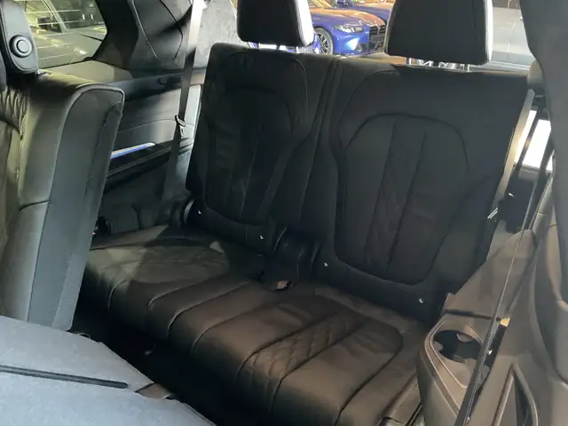 BMW X7 view 10