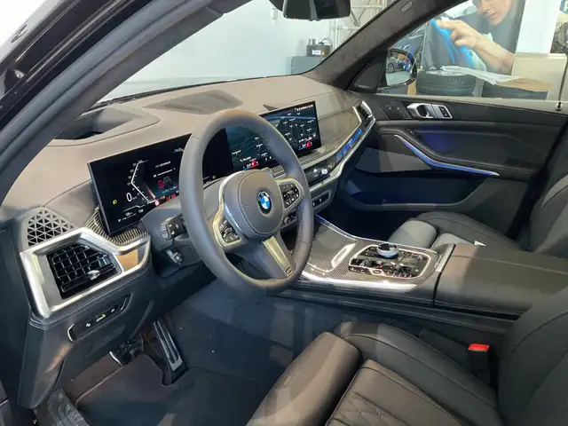 BMW X7 view 6