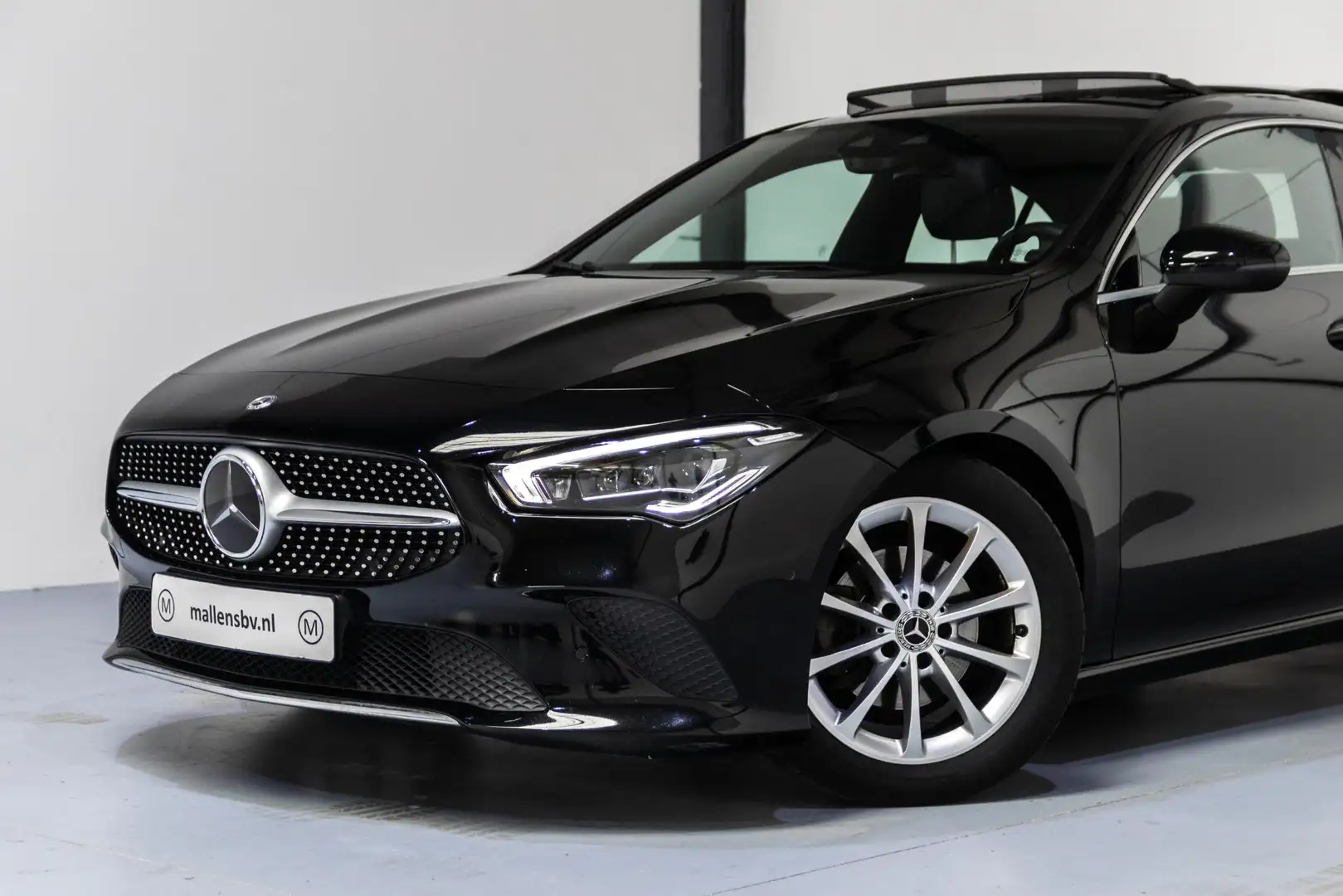 Mercedes-Benz CLA 180 Business Solution Luxury PANO/MEMORY/LEER/NAP/DEAL Zwart - 2