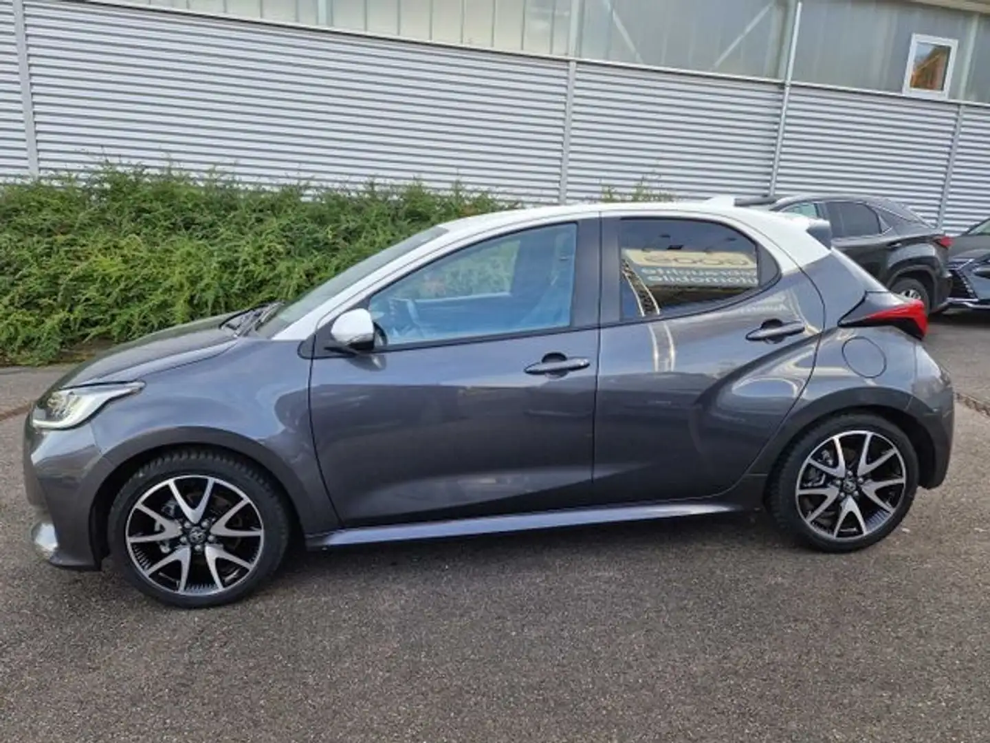 Toyota Yaris Hybrid 5-Türer 1.5 VVT-i Style Navi LED ACC Apple Grau - 2