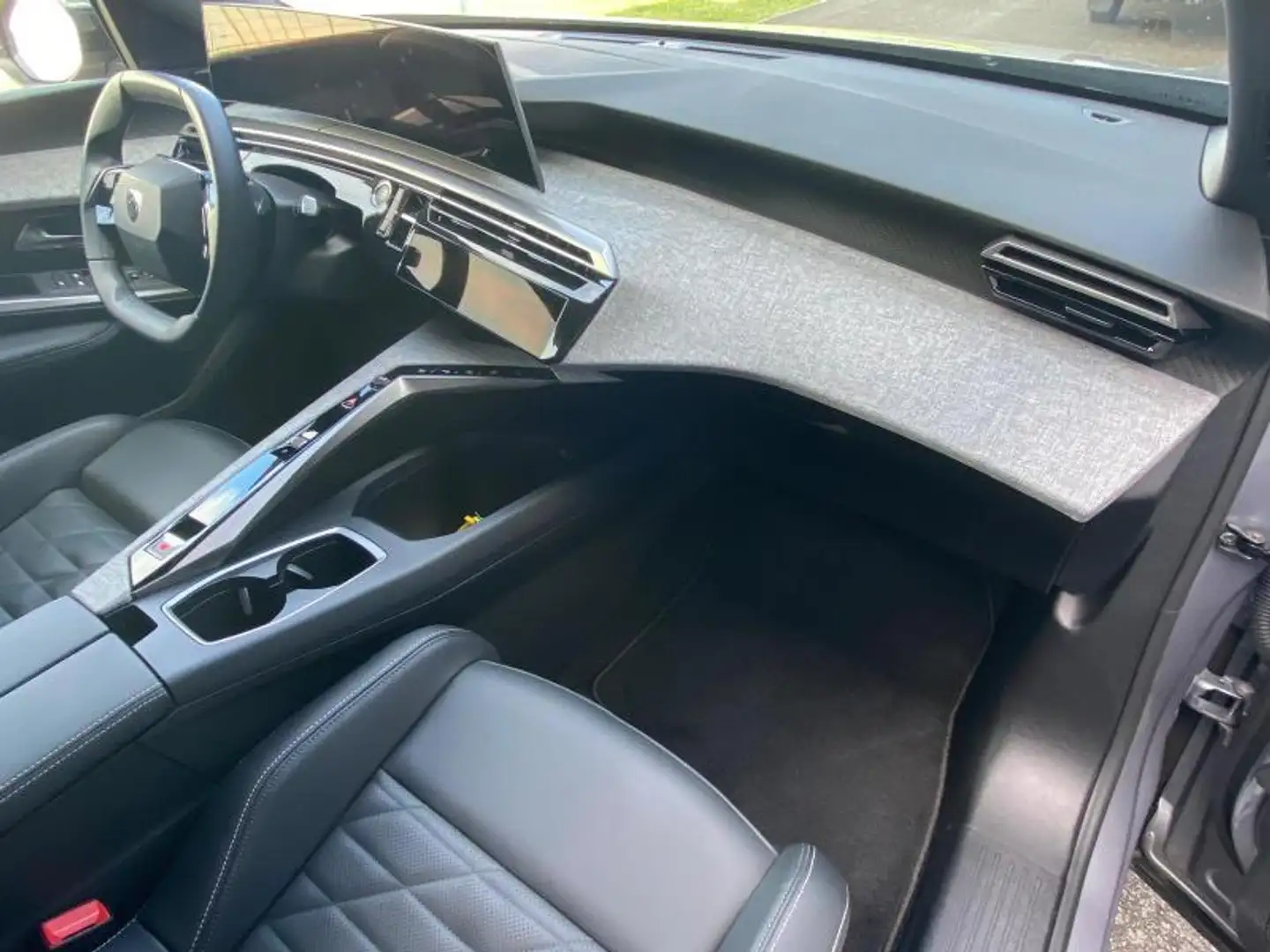 Peugeot 5008 Allure / Toit Ouvrant / Cuir Gris - 2
