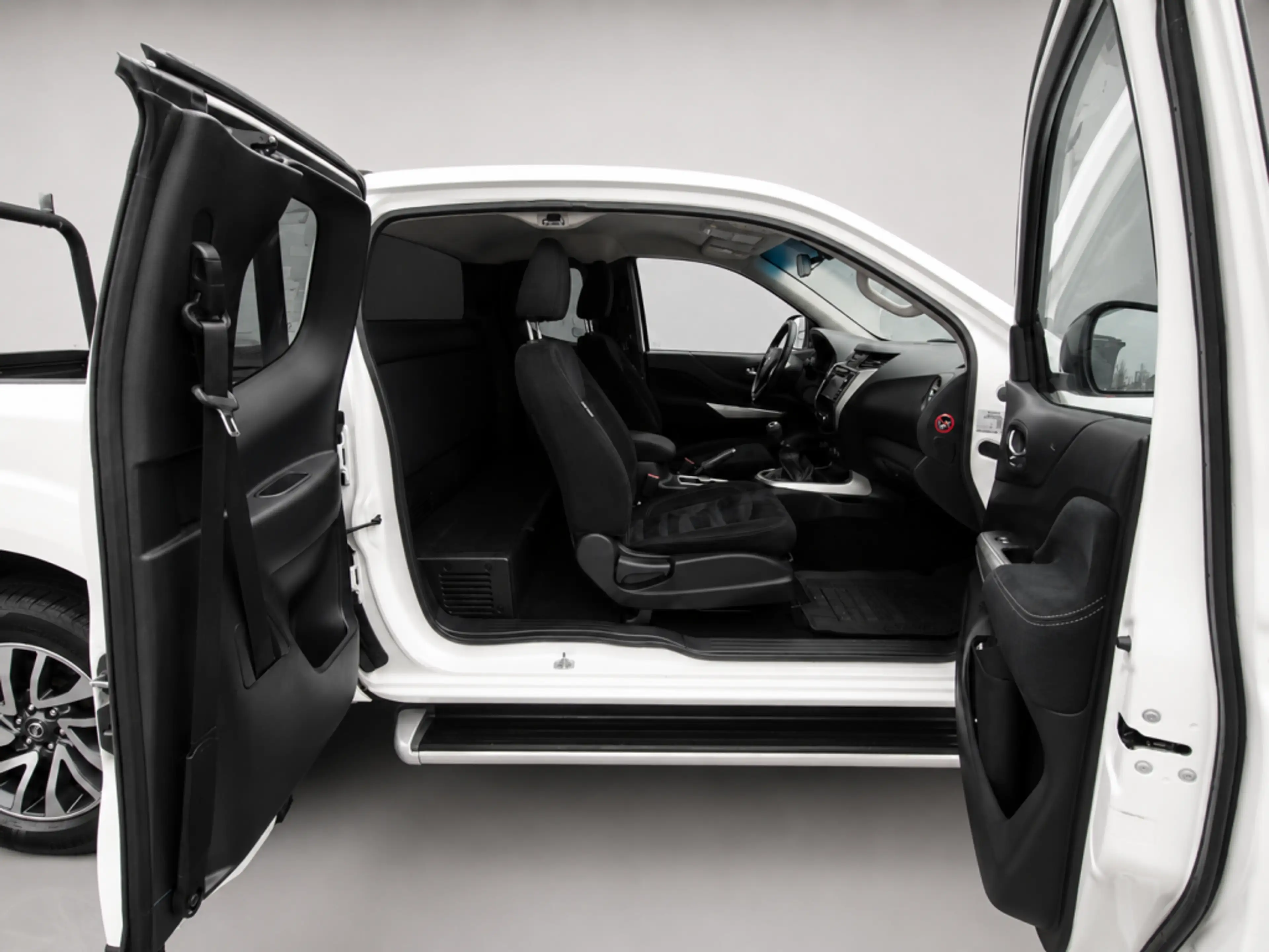 Nissan Navara 2.3 dCi N-Connecta King Cab — photo 10