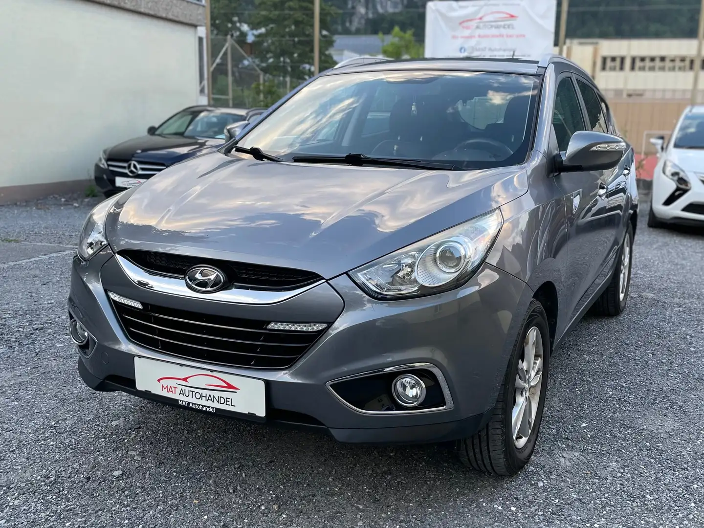 Hyundai iX35 2,0 CRDi Upgrade 4WD *AHK*NAVI*KAMERA* Grau - 1