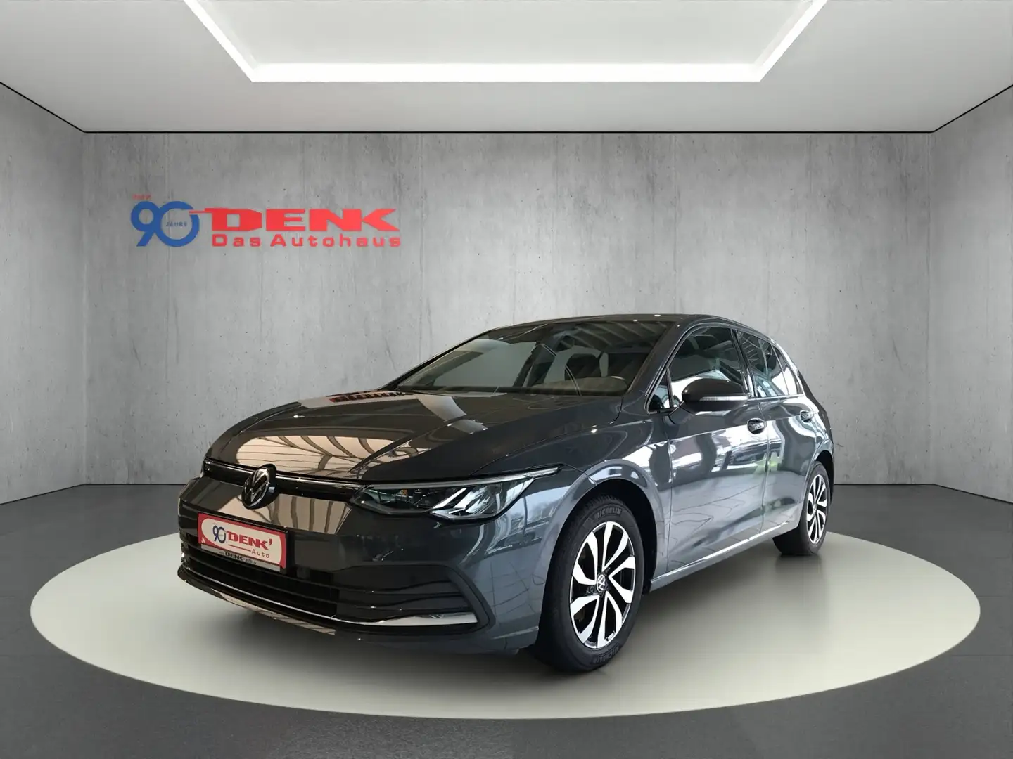 Volkswagen Golf VIII Active 1.5 TSI 6-Gang*NAVI*SHZ*DAB+* Grijs - 1