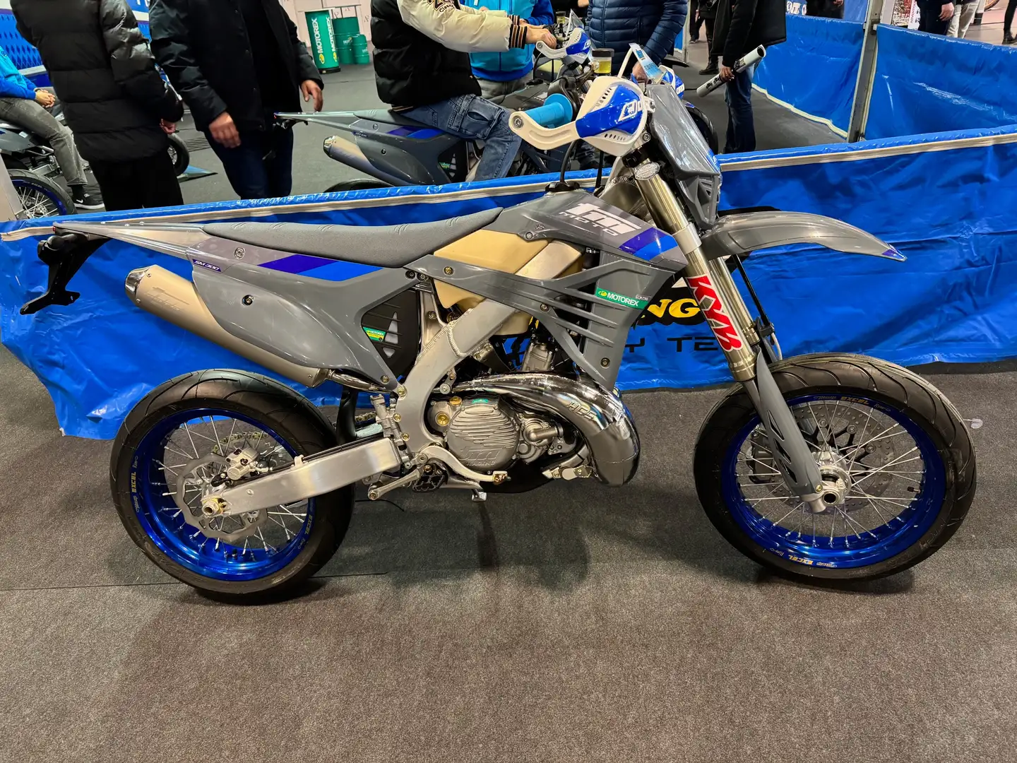 TM SMR 300 2T SUPERMOTARD 2025 Šedá - 1