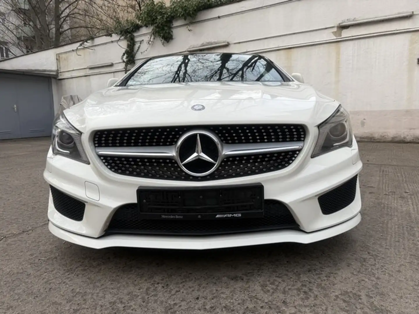 Mercedes-Benz CLA 200 Shooting Brake AMG Line 7G-DCT Automatic Blanc - 2