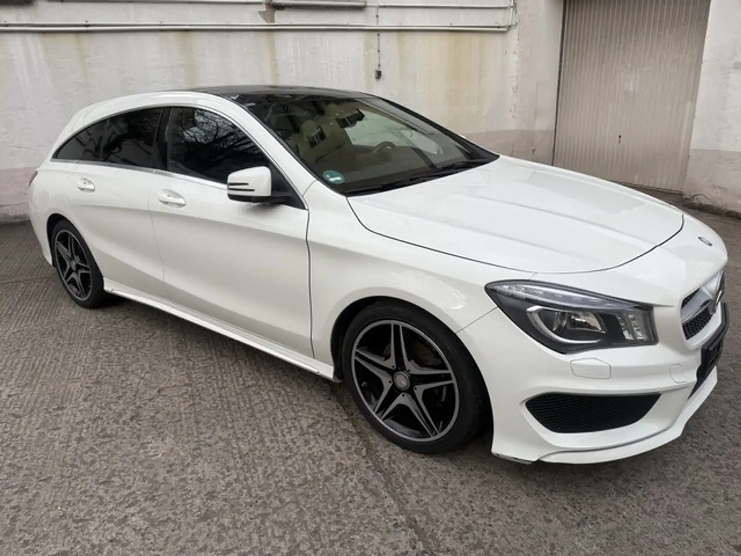 Mercedes-Benz CLA 200 Shooting Brake AMG Line 7G-DCT Automatic Blanc - 1