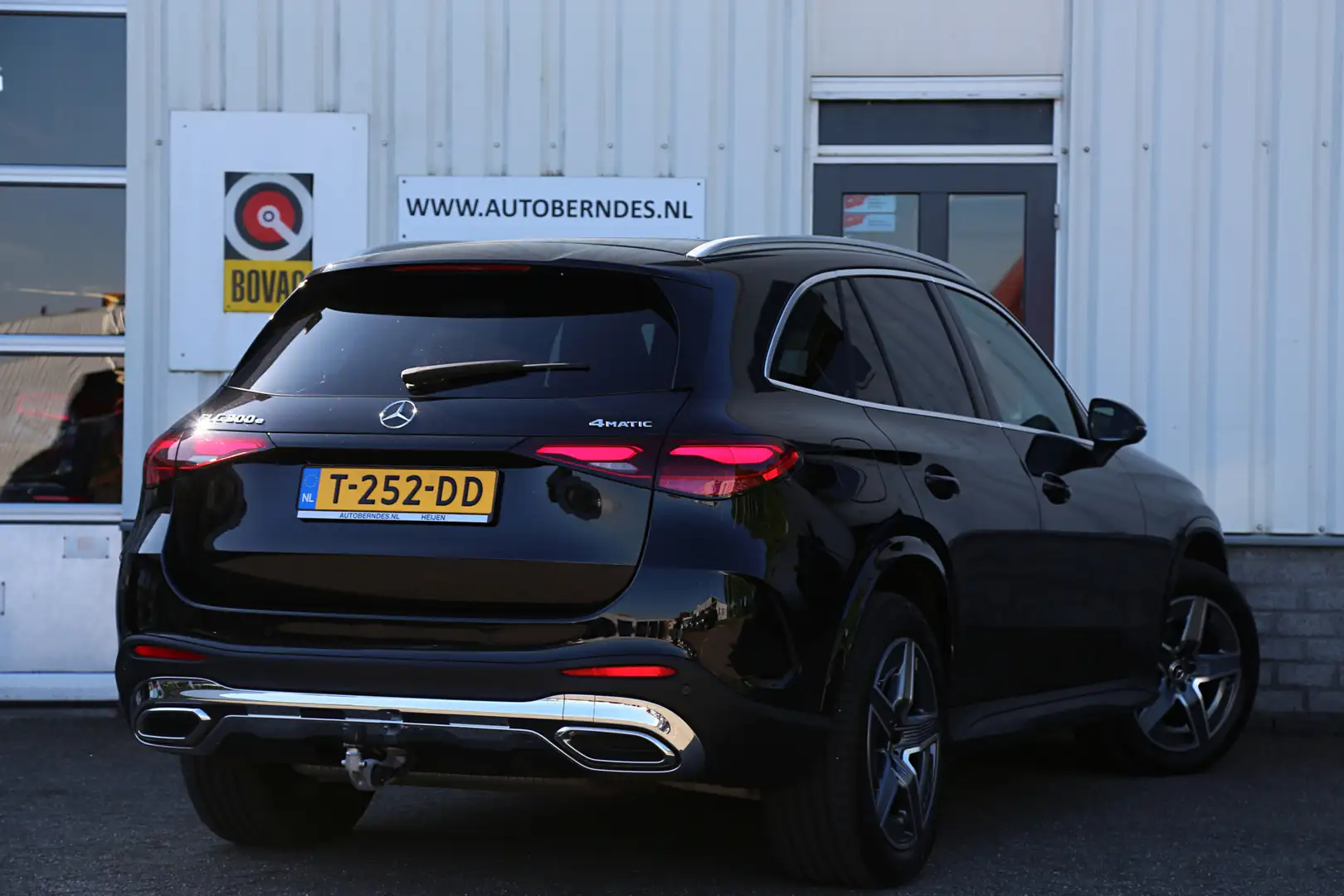 Mercedes-Benz GLC 300 300e 4MATIC Plug in hybride PHEV AMG Line*NL-Auto* Zwart - 2