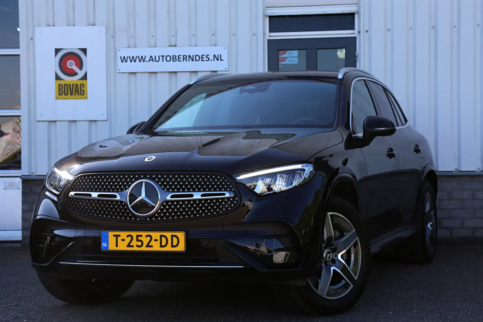Mercedes-Benz GLC 300 300e 4MATIC Plug in hybride PHEV AMG Line*NL-Auto* Zwart - 1
