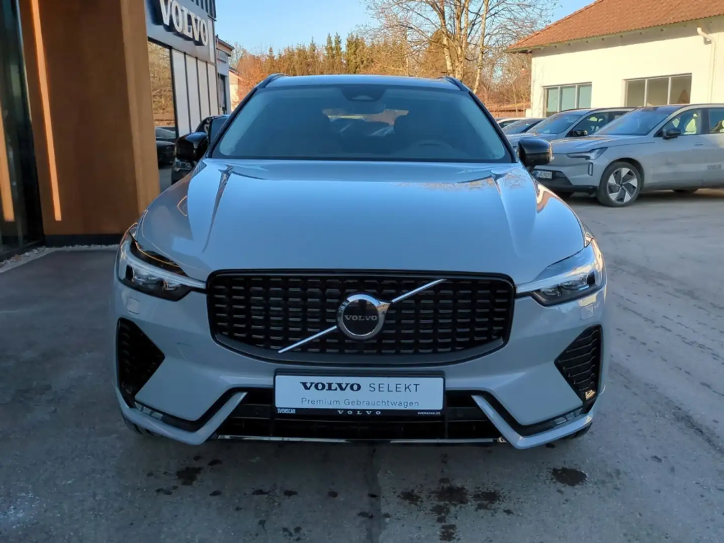 Volvo XC60 Plus Dark AWD B4 Diesel EU6d StandHZG Digitales Co Grau - 2