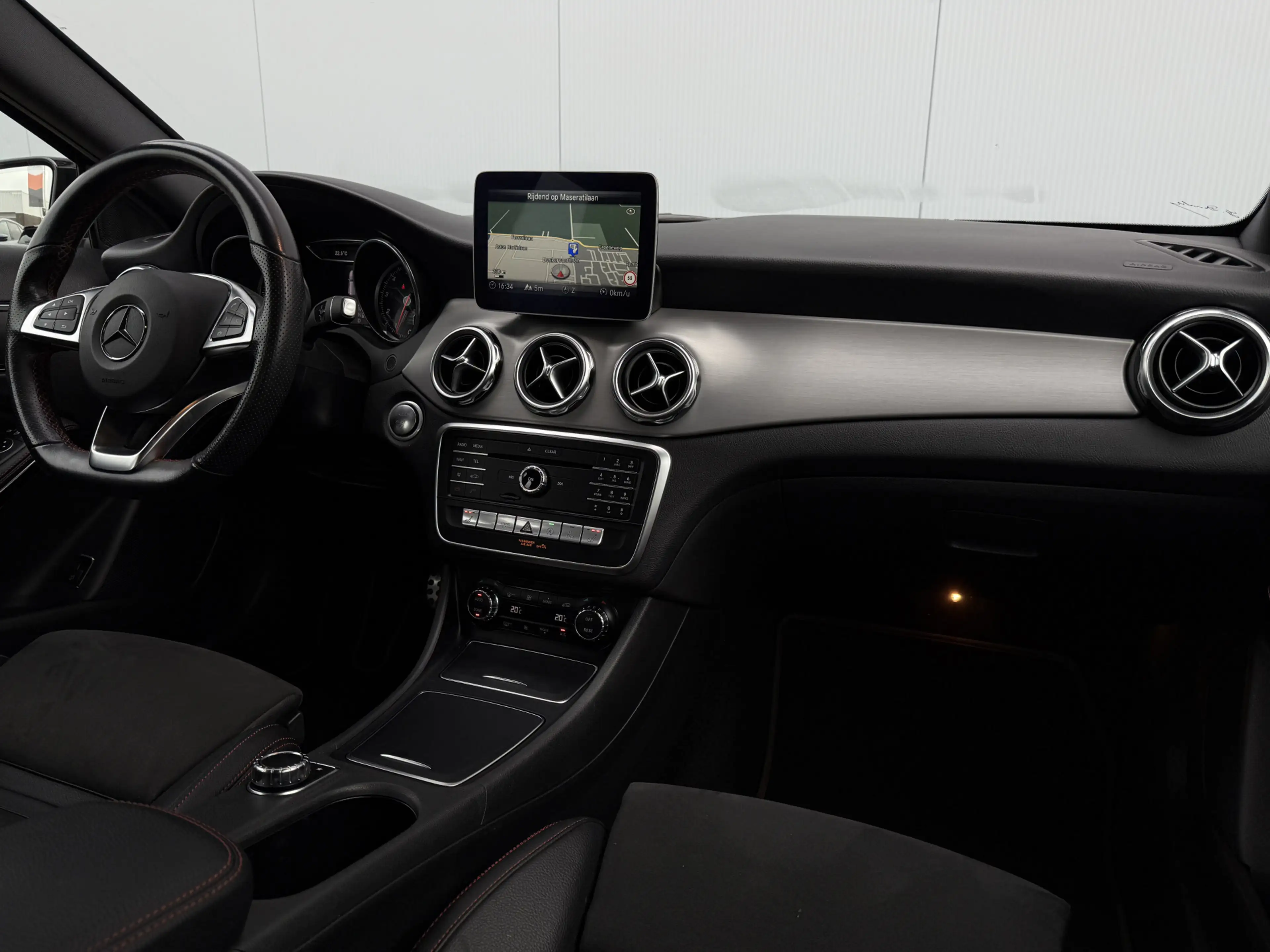 Mercedes-Benz GLA 180 Business Solution AMG Automaat Trekhaak — photo 8