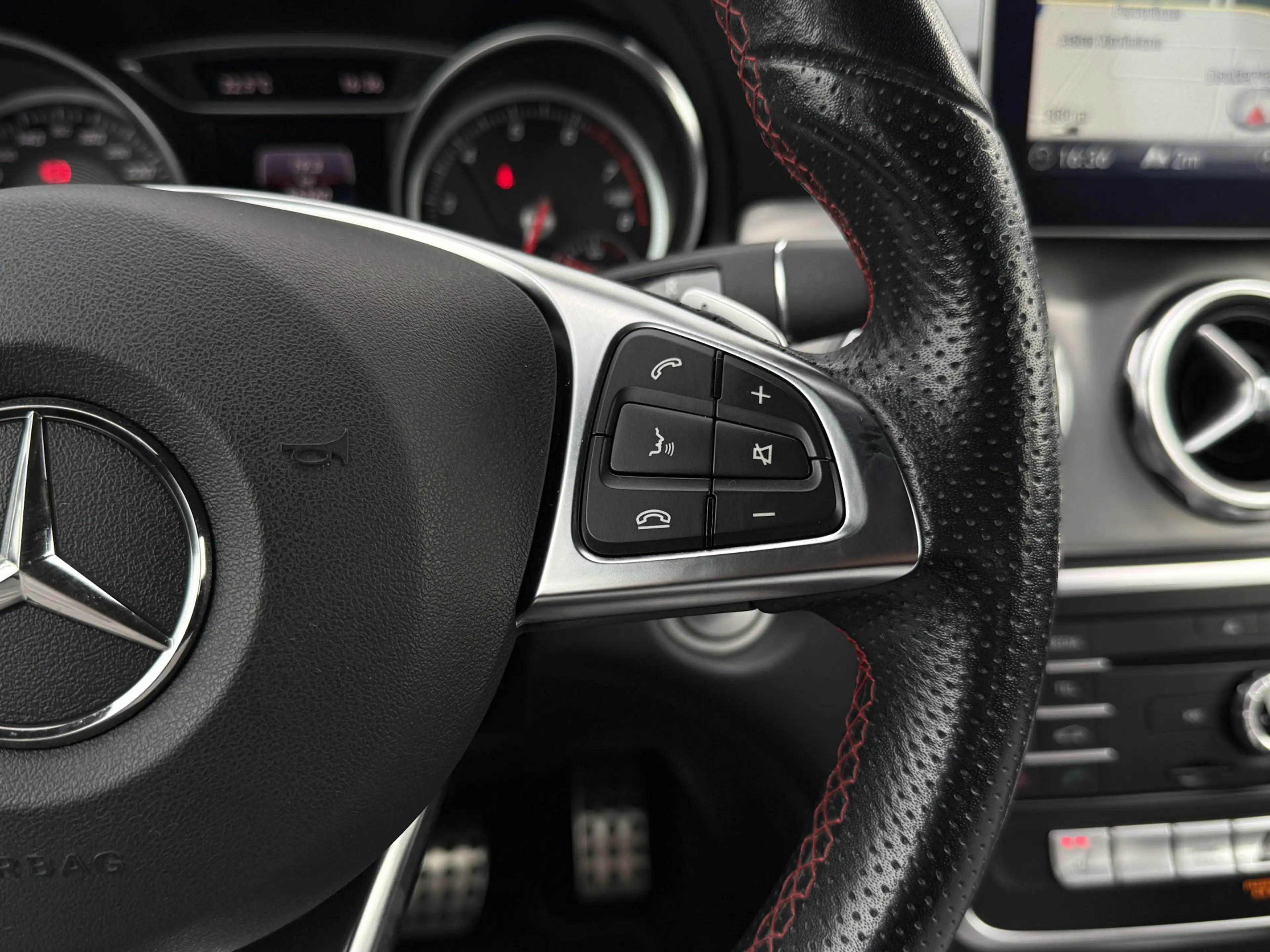 Mercedes-Benz GLA 180 Business Solution AMG Automaat Trekhaak — photo 17