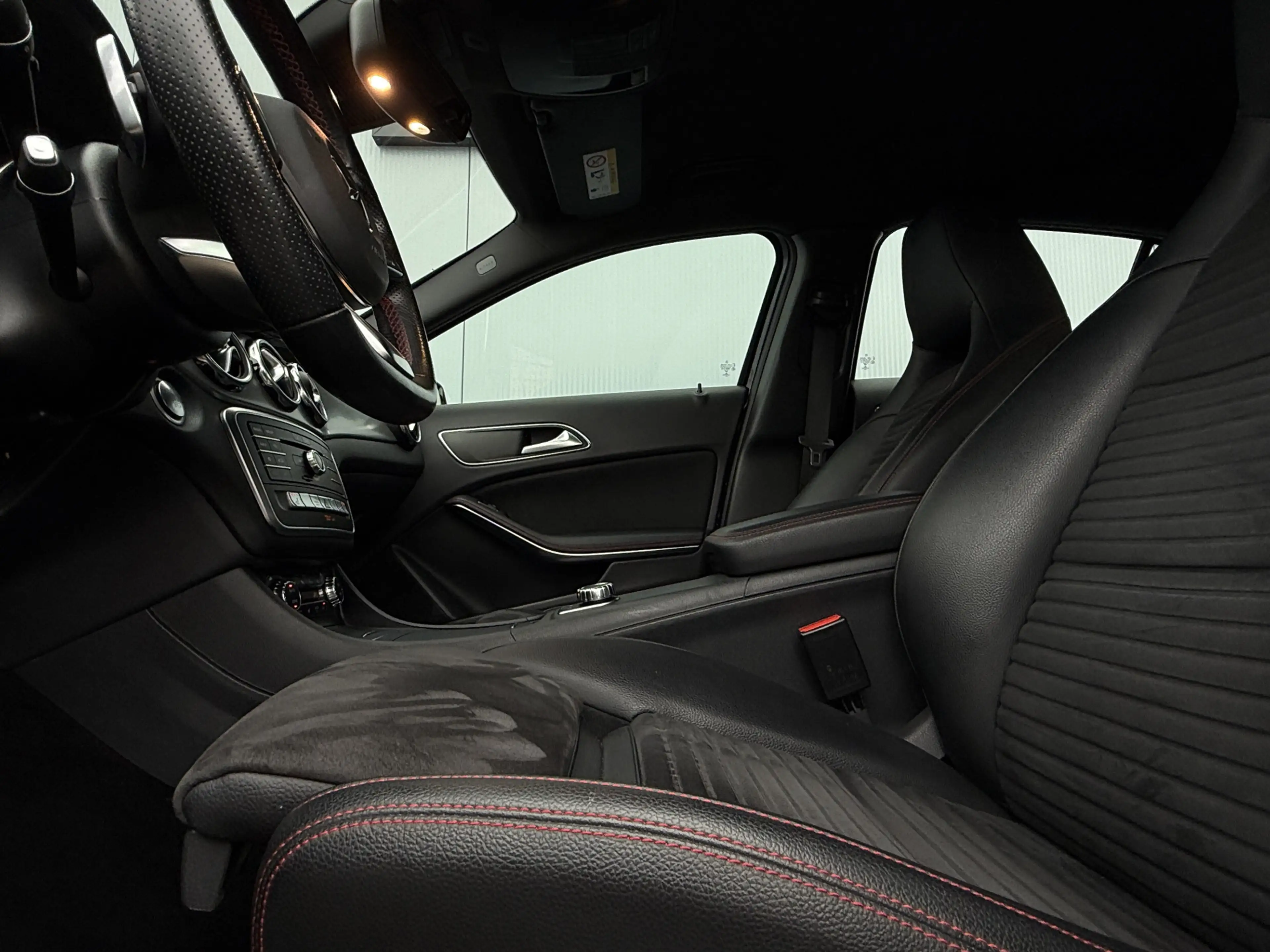 Mercedes-Benz GLA 180 Business Solution AMG Automaat Trekhaak — photo 31