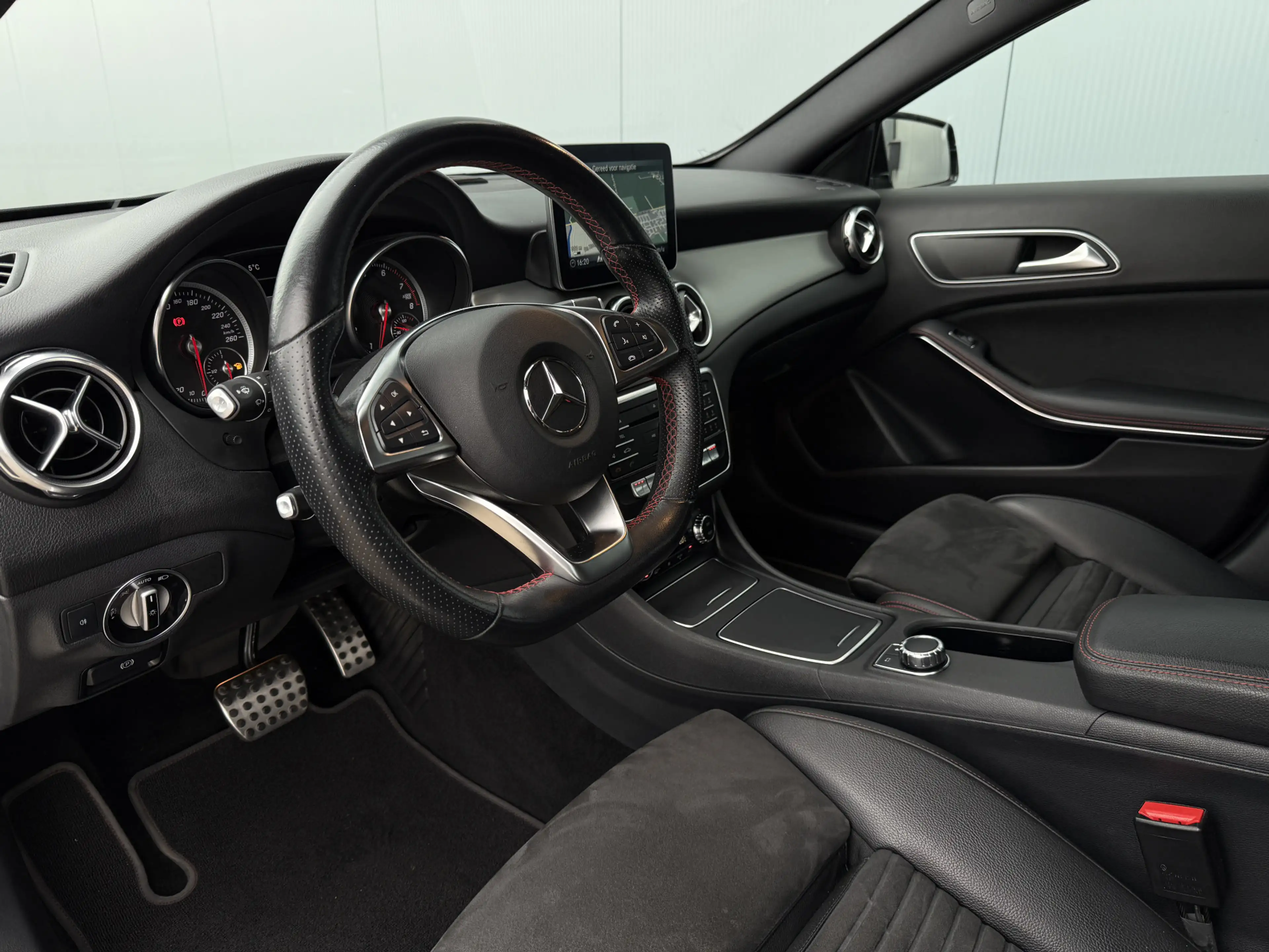 Mercedes-Benz GLA 180 Business Solution AMG Automaat Trekhaak — photo 6