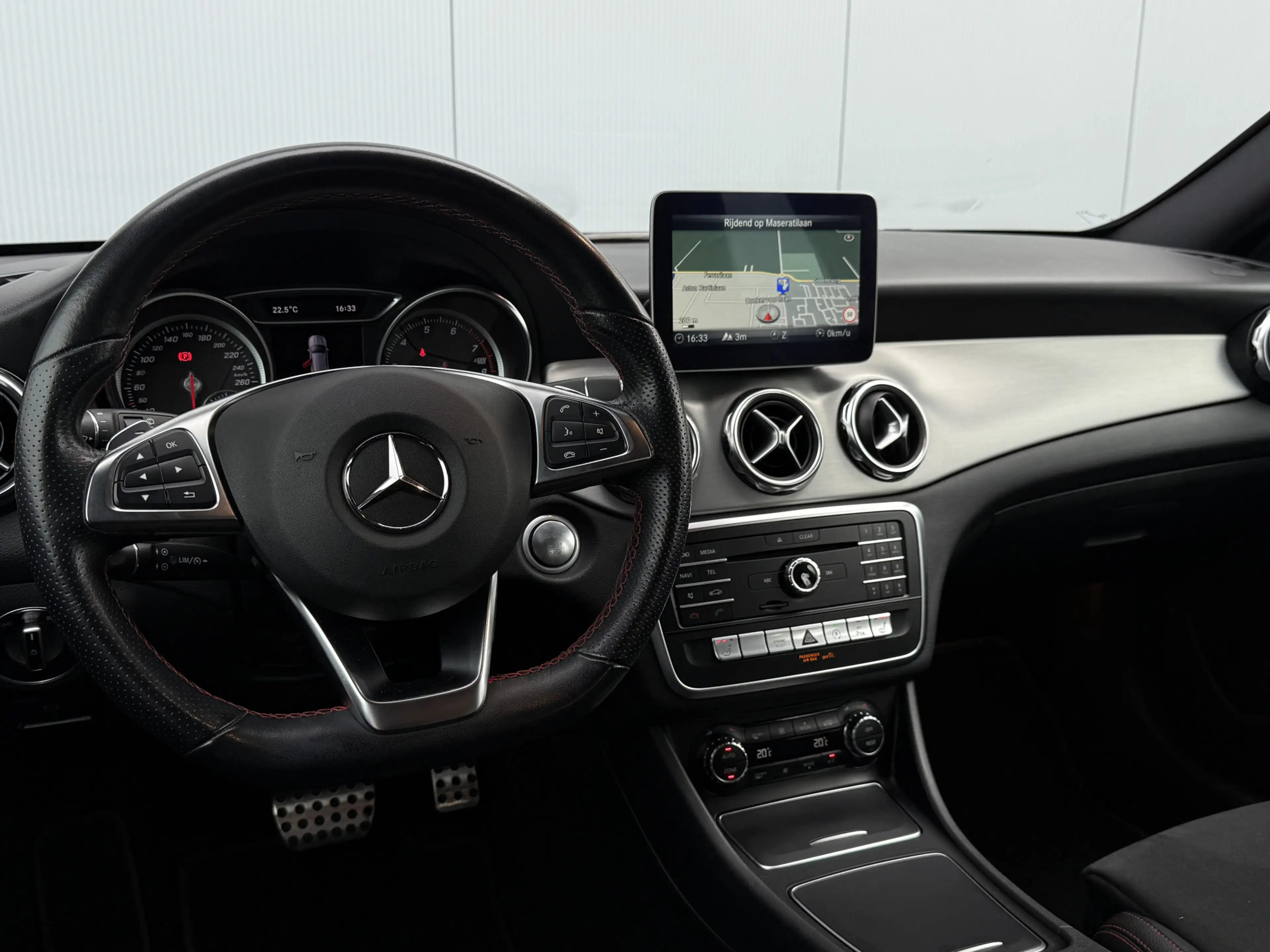 Mercedes-Benz GLA 180 Business Solution AMG Automaat Trekhaak — photo 32