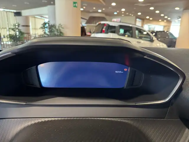 Peugeot 208 view 11