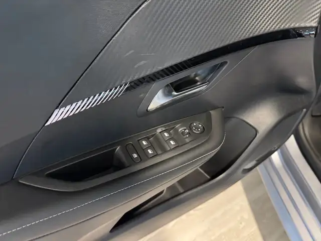 Peugeot 208 view 9