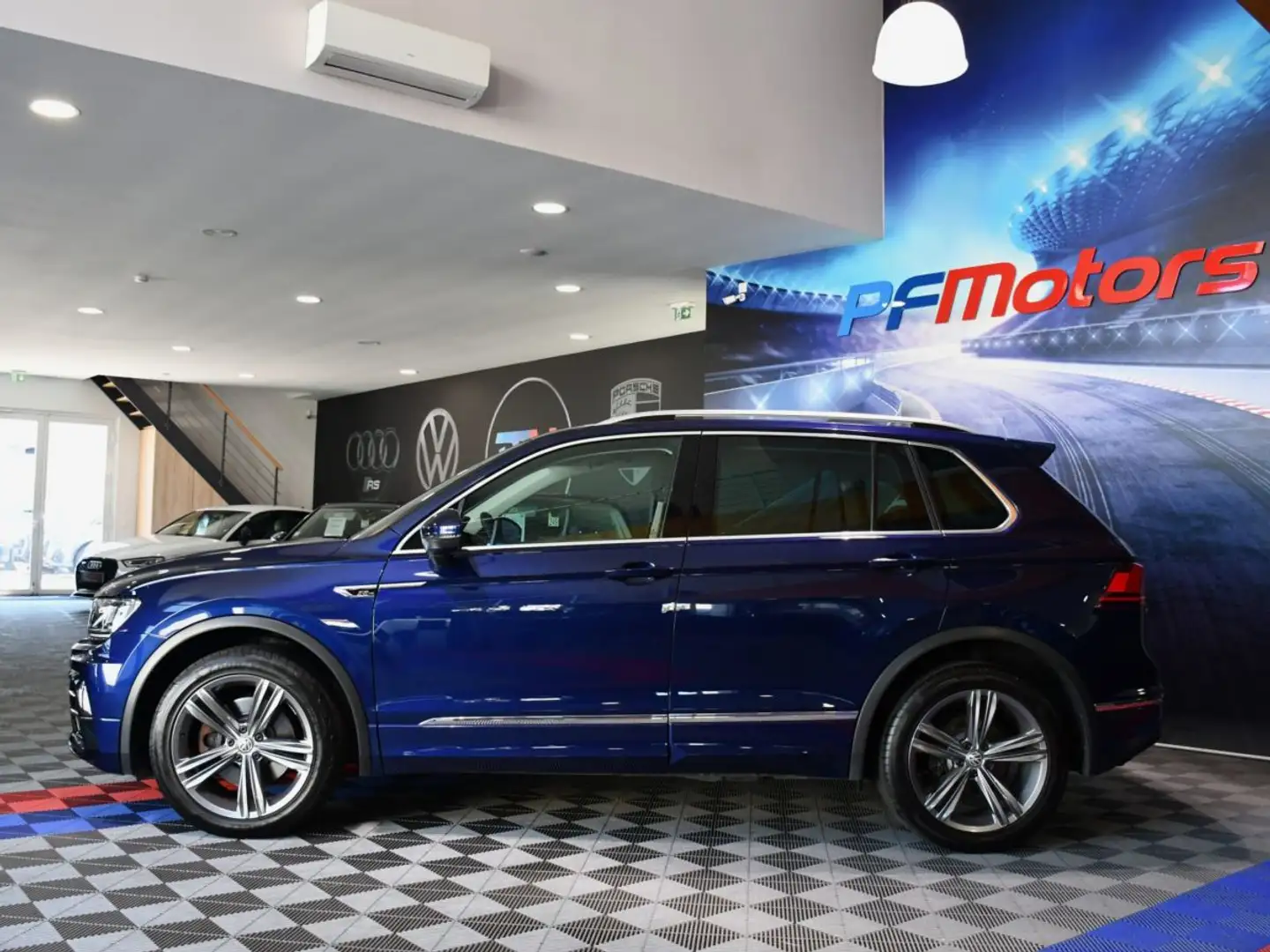 Volkswagen Tiguan R-Line Carat 2.0 TDI 190 DSG 4Motion GPS Virtual Attelage Front Lane Alcantara JA 19 Blauw - 2