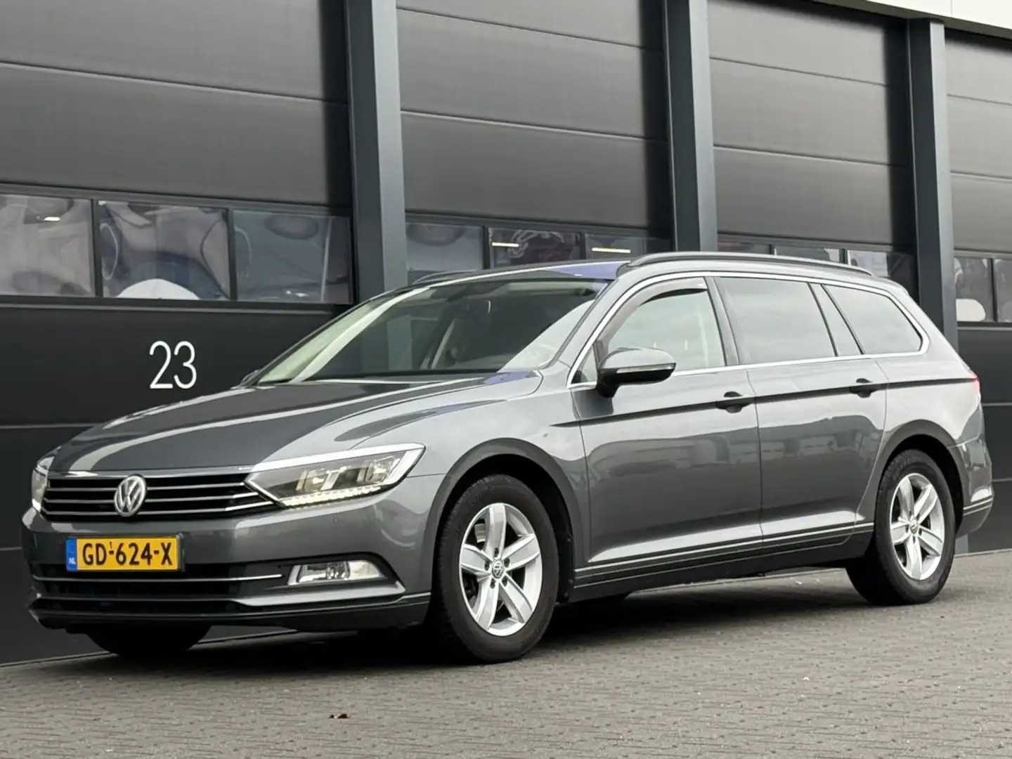 Volkswagen Passat Variant 1.6 TDI Automaat Navi EURO-6 Grijs - 1