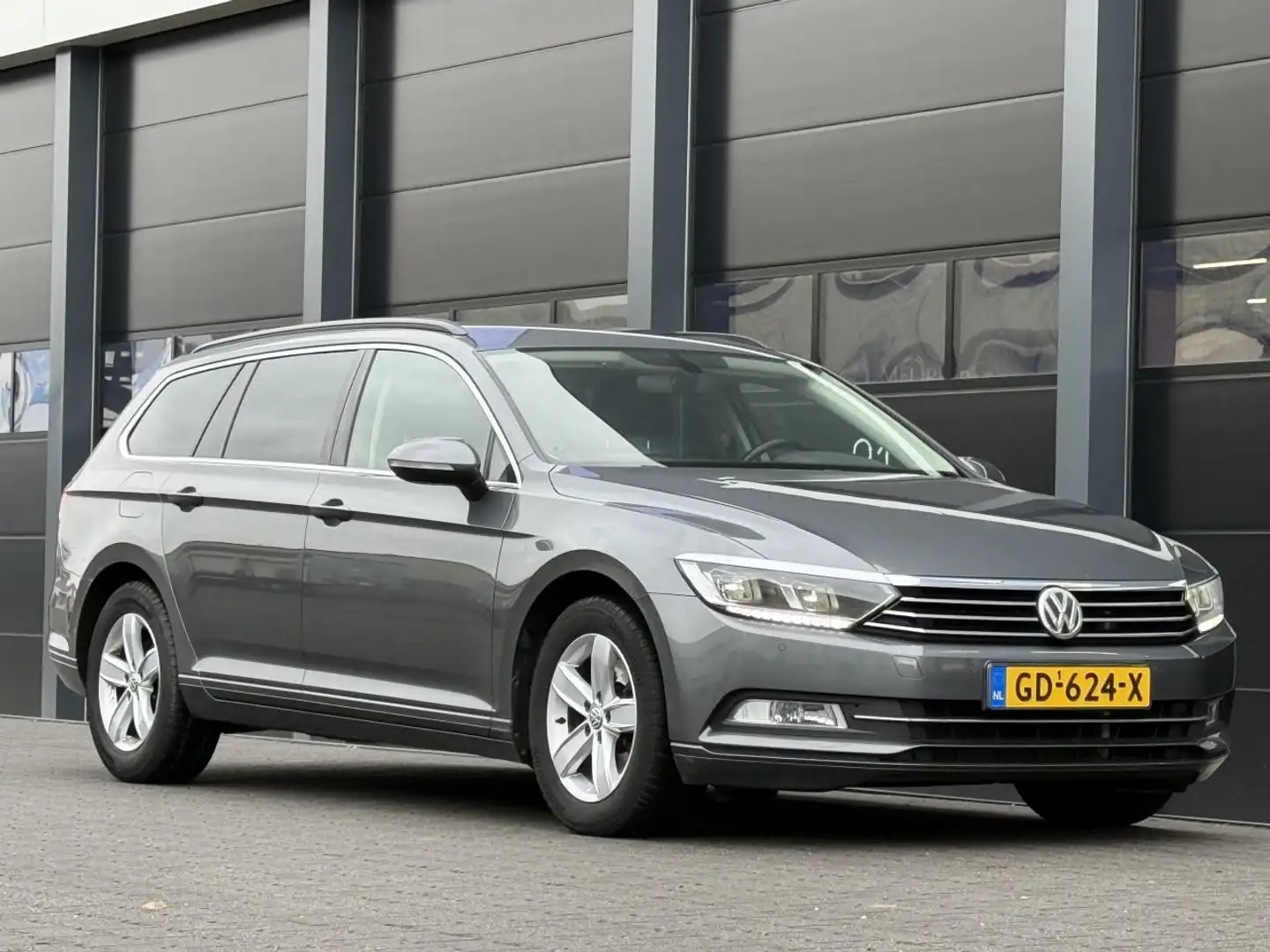 Volkswagen Passat Variant 1.6 TDI Automaat Navi EURO-6 Grijs - 2