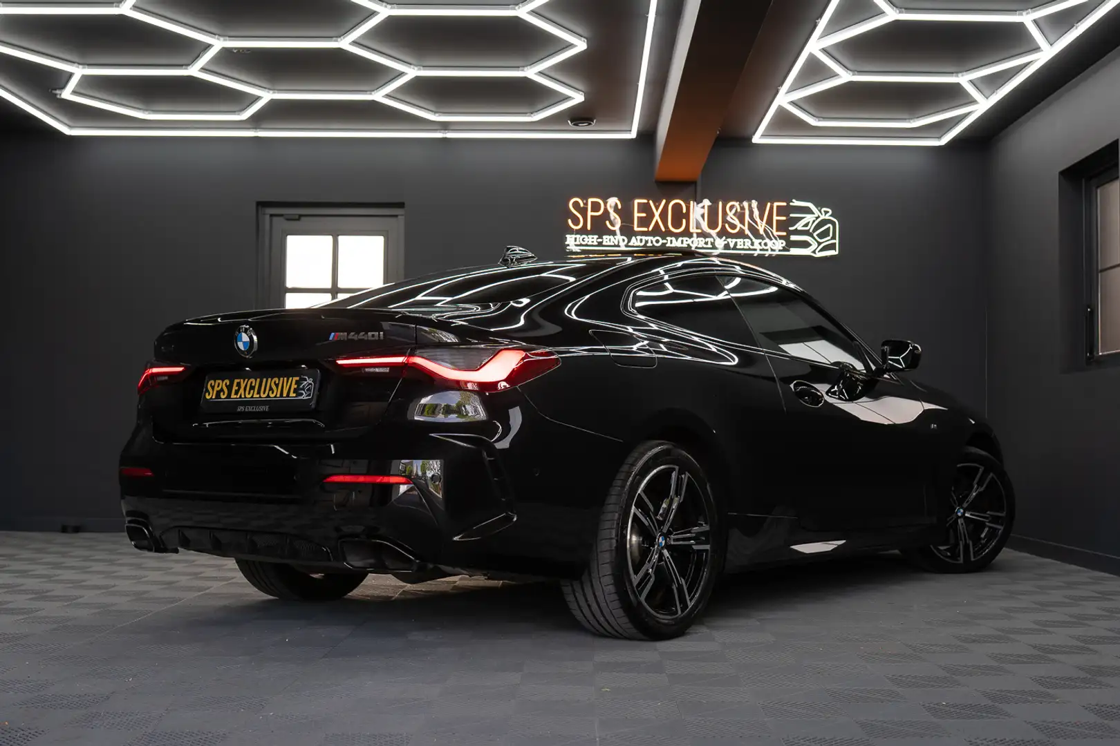 BMW 440 4-serie Coupé M440i xDrive High Executive / Adapti Zwart - 2