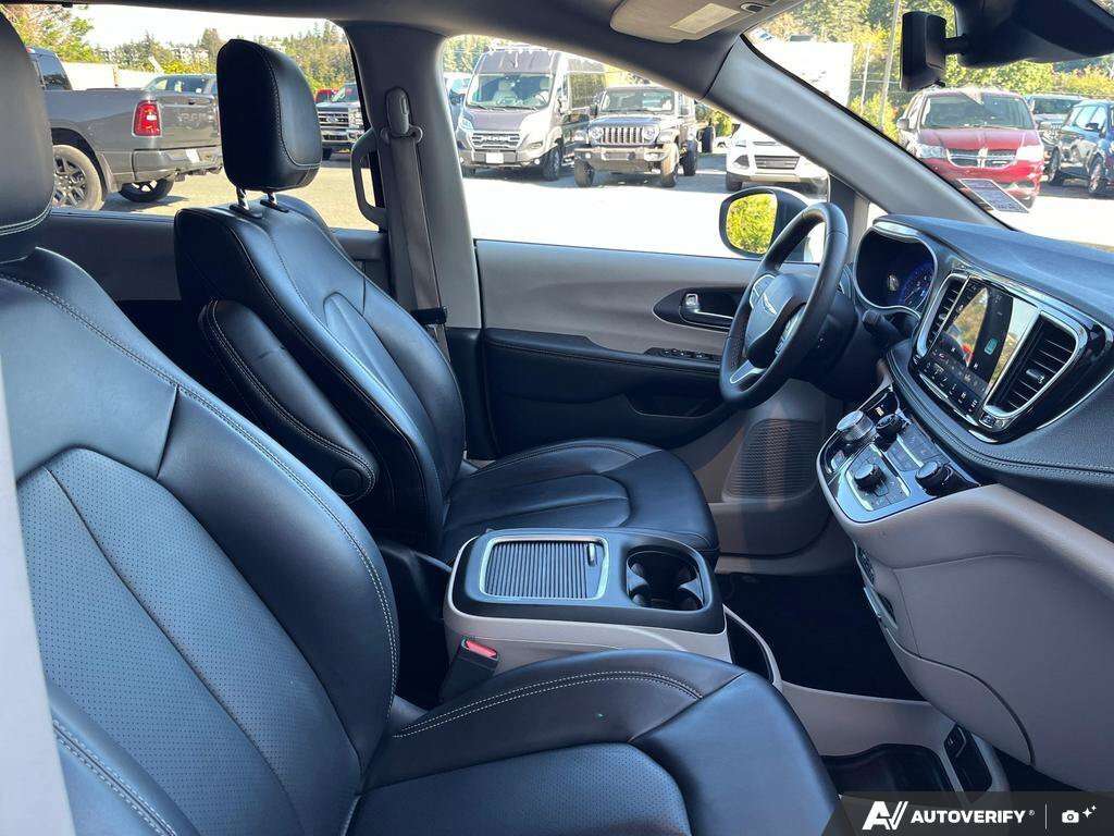 used 2023 Chrysler Pacifica car, priced at $32,888