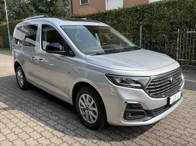 Ford Tourneo view 3