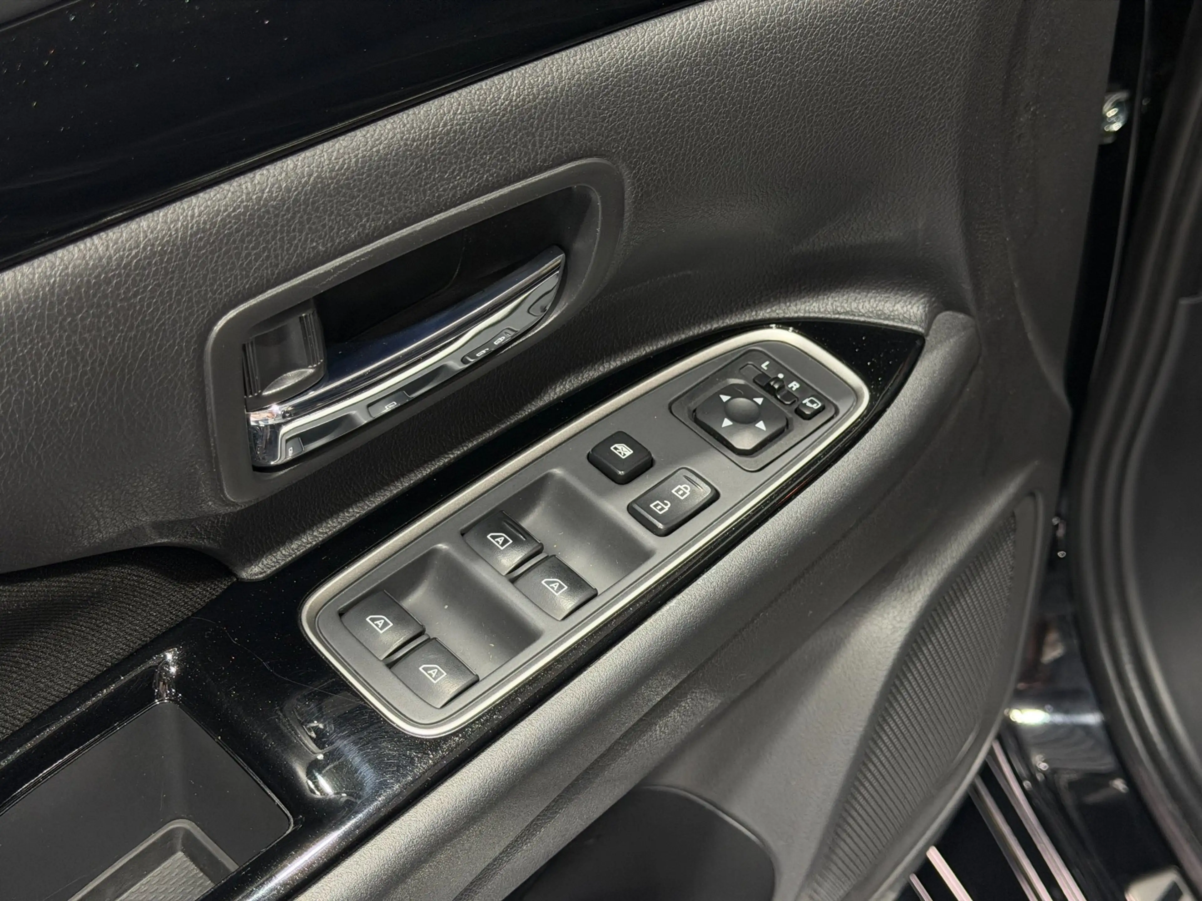 Mitsubishi Outlander 2.4 PHEV Intense+ / Cruise Control / Start Stop / — photo 7