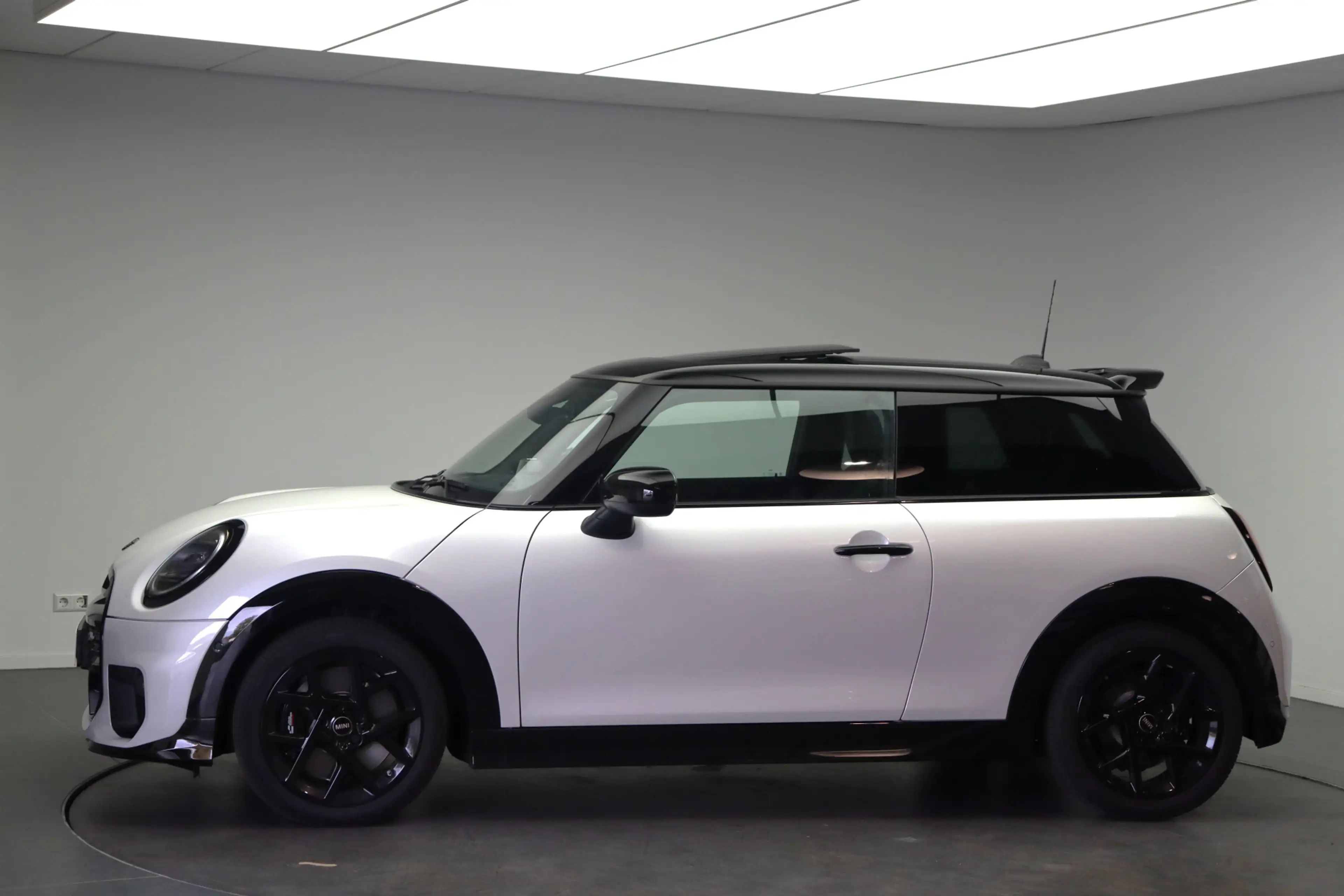 MINI Cooper C Hatchback Automaat / JCW / Pakket M / JCW / Pakket — photo 2