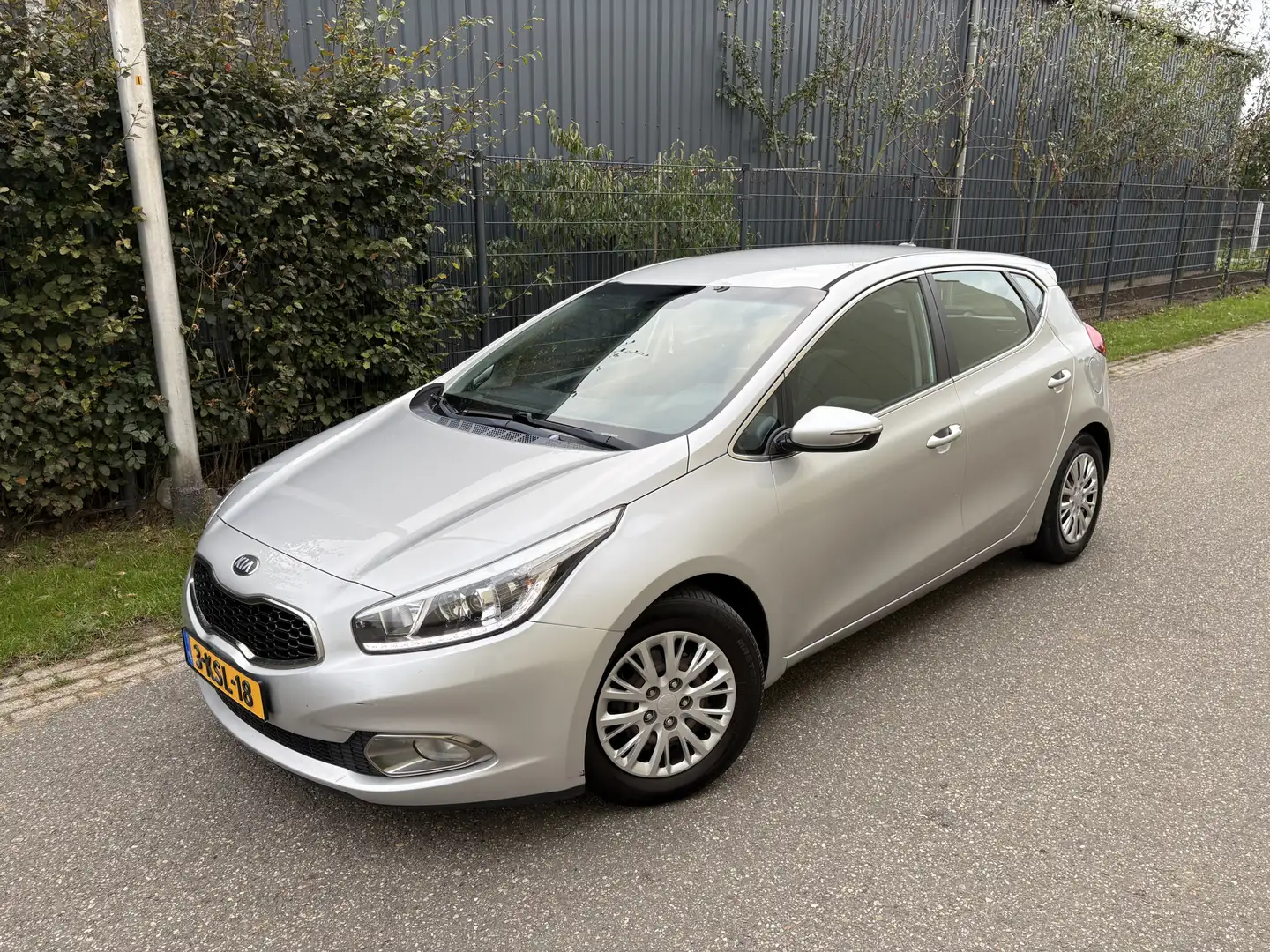 Kia Ceed / cee'd 1.6 GDI Business Pack / NAVI / CRUISE / AIRCO ECC Grijs - 2